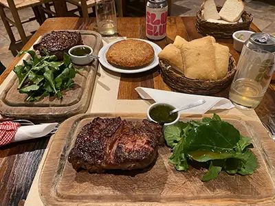 Bife de chorizo con ensalada
