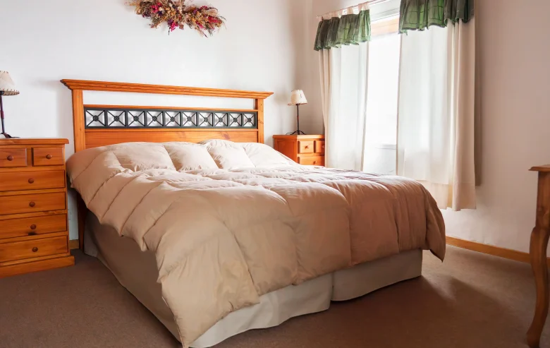 Dormitorio principal con cama matrimonial, mesitas de luz y veladores, con ventana y cortinas, correspondiente a la Casa 3