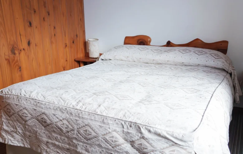 Dormitorio principal con cama matrimonial, mesita de luz con velador, correspondiente a la Casa 4