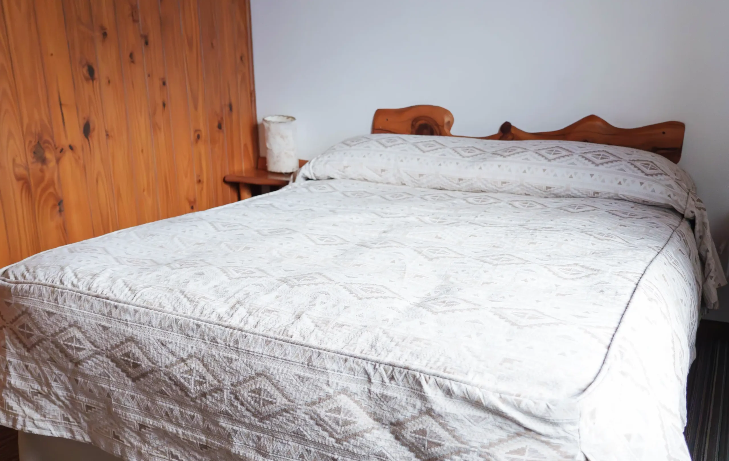 Dormitorio principal con cama matrimonial, mesita de luz con velador, correspondiente a la Casa 4
