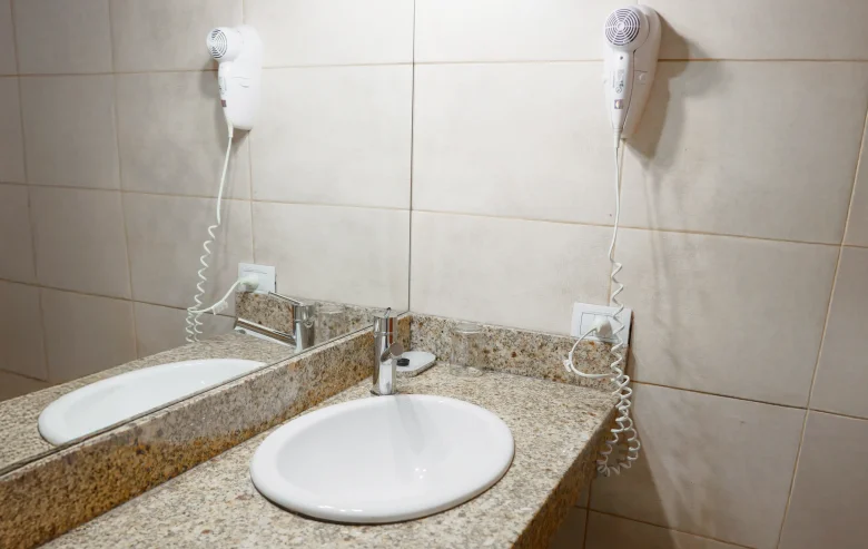 Baño con bacha integrada, espejo y secador de pelo, correspondiente a la Casa 4