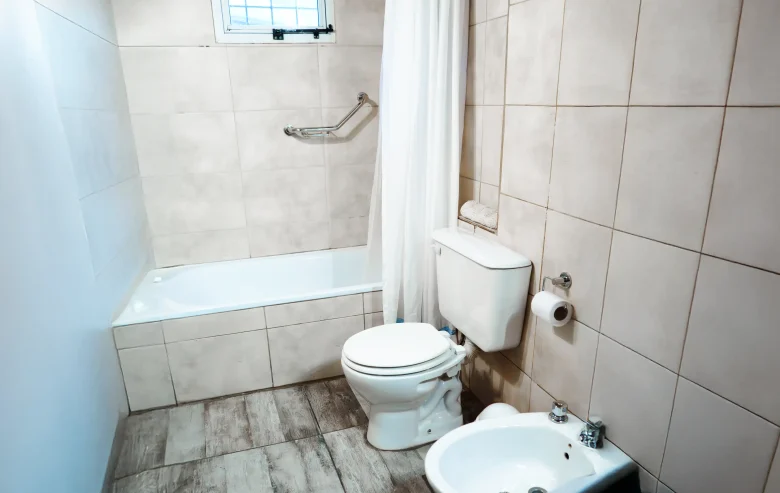 Baño con inodoro, bidet y bañadera, correspondiente a la Casa 5