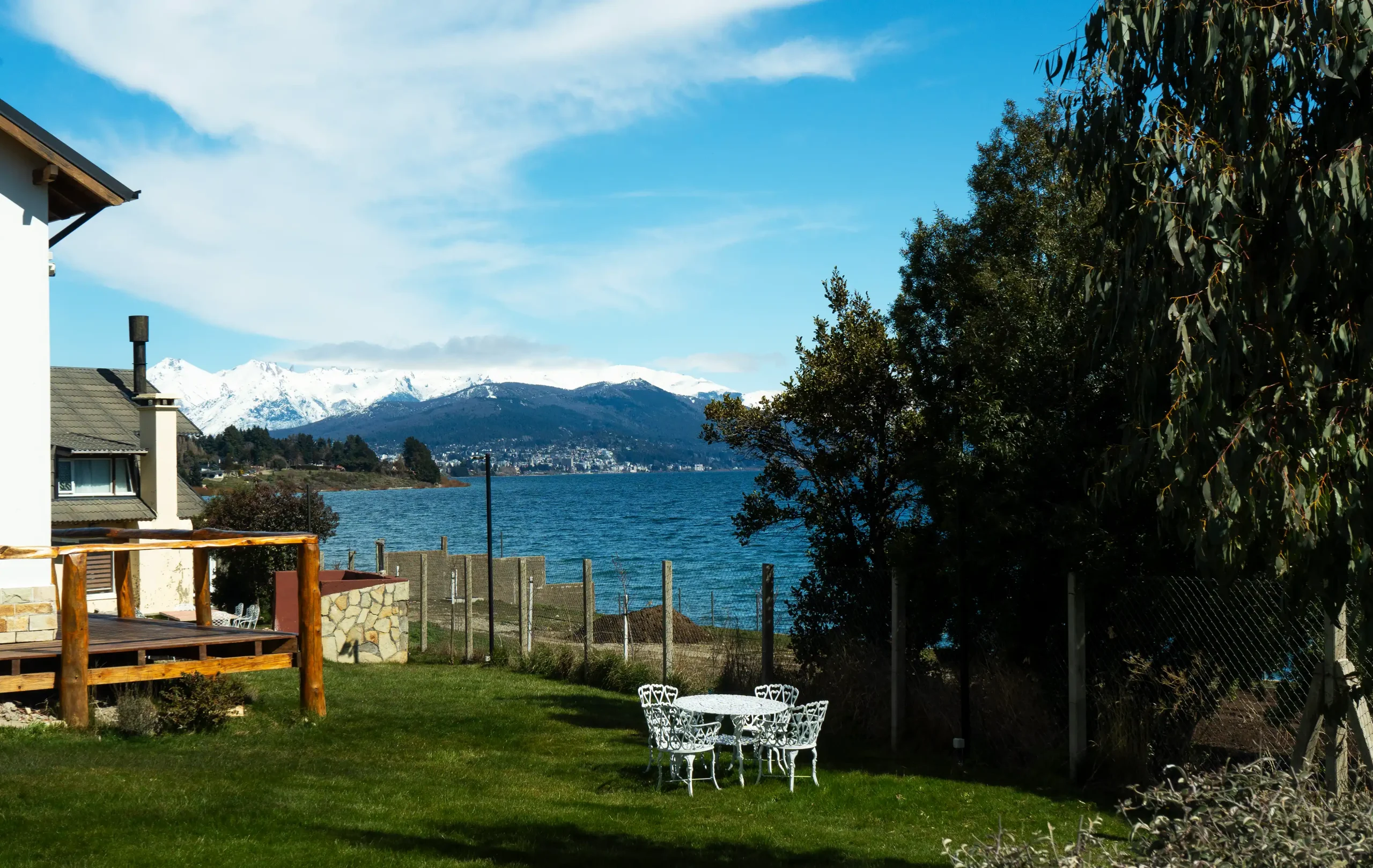 Alojamientos Exclusivos: Vista desde el patio al lago y montañas