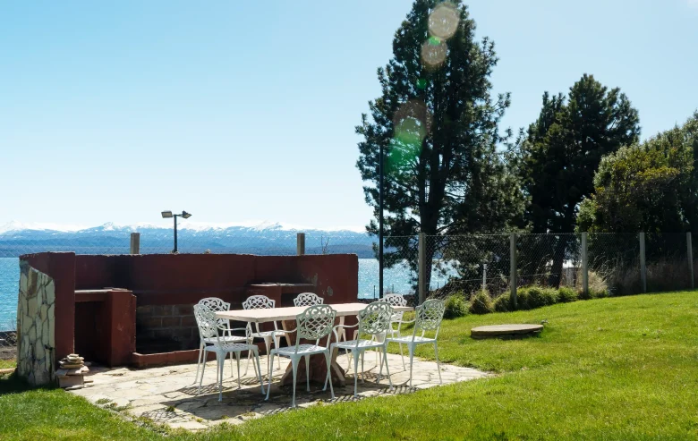 Sector parrilla con mesa y 8 sillas y vista al lago y montañas