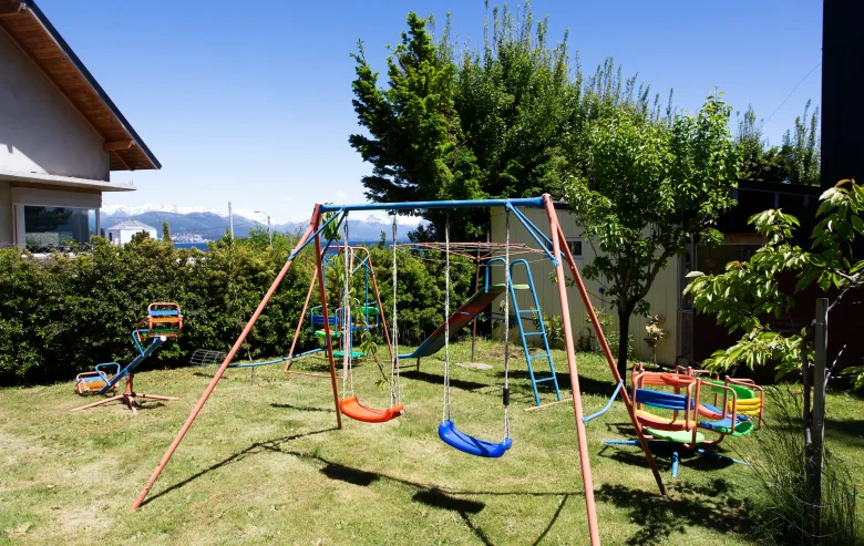 Casa con patio amplio con juegos para niños y vista al lago y montañas