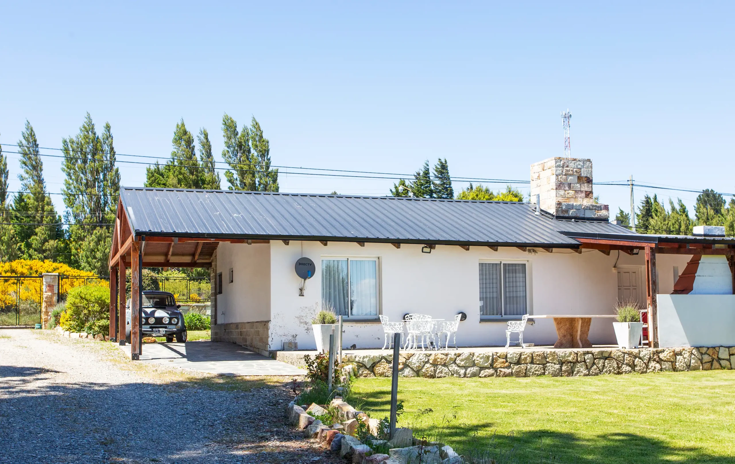 Casa con galería, estacionamiento para auto, y jardín amplio