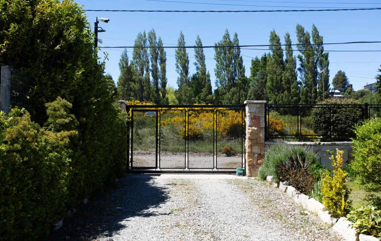 Entrada de autos al predio con cáma de seguridad y portón