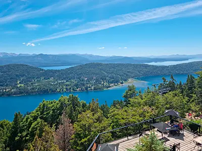 Vista de el lago y montañas desde el cerro campanario
