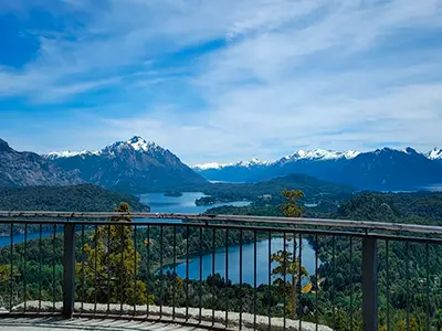 Vista de el lago y montañas con el pico nevado desde el cerro campanario