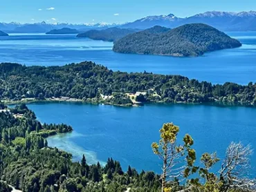 Vista panorámica del lago y las imponentes montañas en el horizonte.