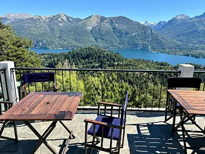 Confitería del cerro campanario y en el horizonte el lago y montañas