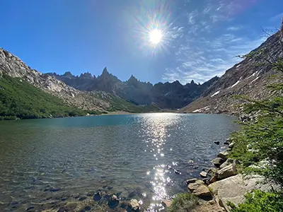 Vista al lago y montañas desde refugio Frey