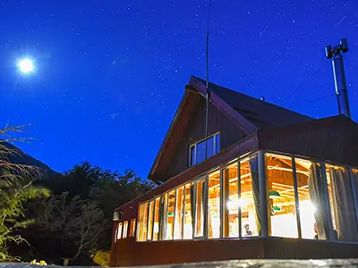 Vista de noche con cielo estrellado desde refugio Jakob