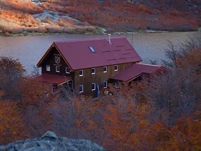 Vista desde lejos del refugio Jakob en clima otoñal