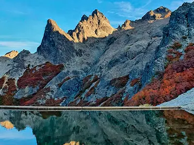 Retrato de montañas reflejándose en el lago, camino Refugio López